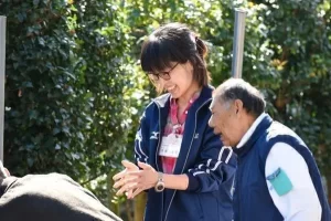 スタッフと入居者が屋外で交流する様子。園芸や散歩などの活動風景。