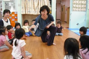 乳児クラス〈たんぽぽ組・たけのこ組・くるみ組〉でわらべ歌あそびを楽しみました。