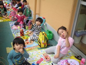 はじめての遠足、はじめてのお世話。はじめてがいっぱいのくるみ・まつぼっくり合同遠足。