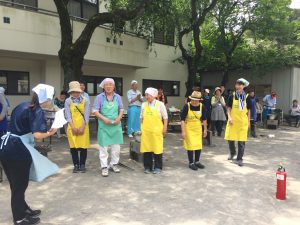 グラウンドで食事会～野外料理会の報告～